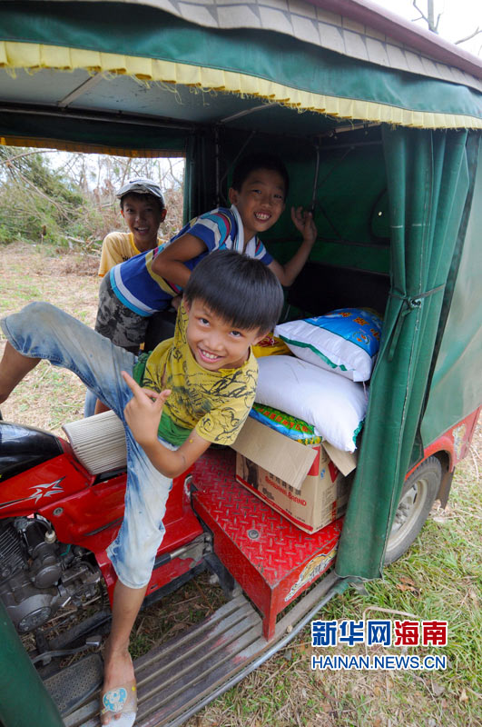 海南文昌:灾区孩子们笑容依旧 用乐观度过灾难