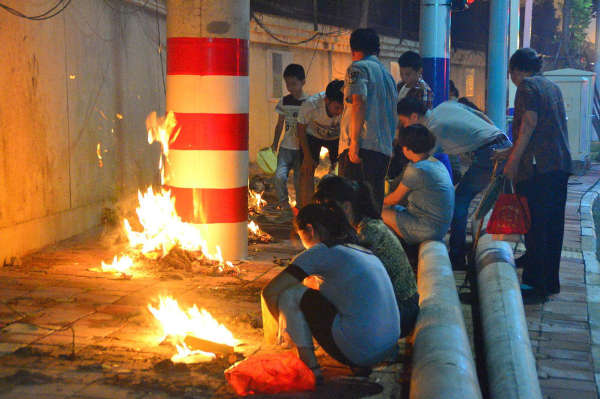 七月十五中元節市民街頭燒紙錢 煙霧繚繞紙灰遍地