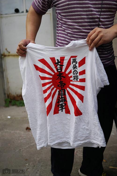 然而,该名男子竟然不知廉耻地说,他在日本就这样穿,没想到在中国竟然