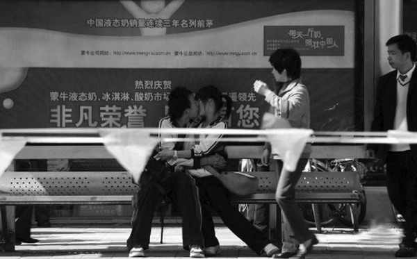 情书不敌iphone4s 8岁小学生遭横"机"夺爱