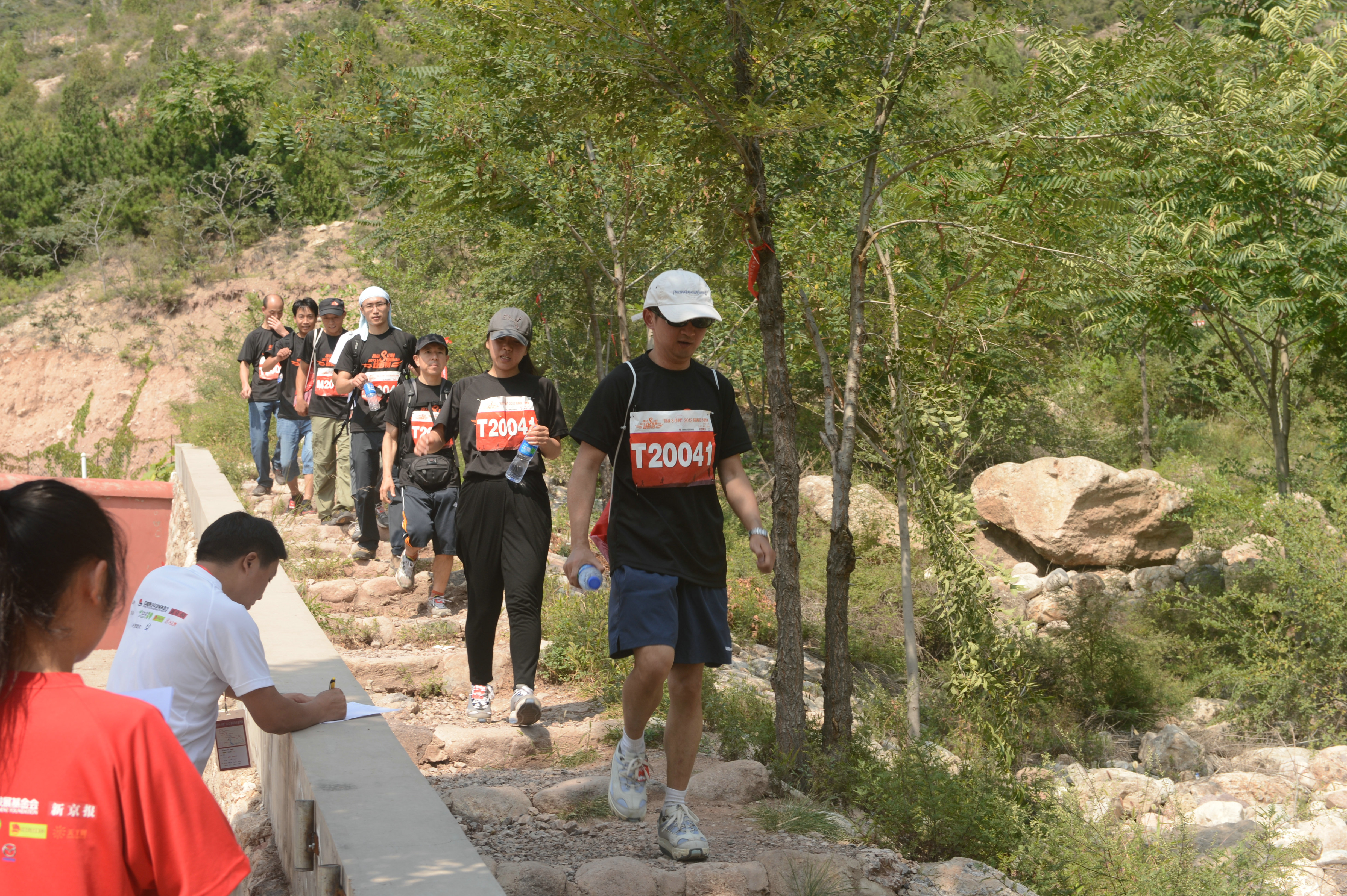 中国青基会"挑战8小时2012慈善徒步越野赛"开赛