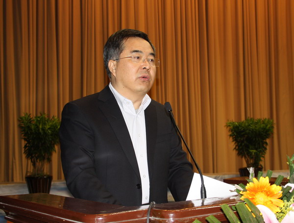 校党委副书记,副校长张洪涛讲话