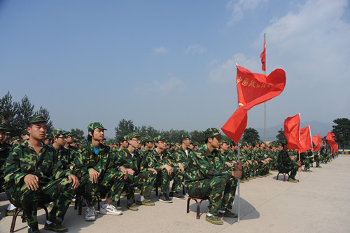 正文  9月7日下午,我校2012级新生军训开训仪式在八达岭学生军训基地