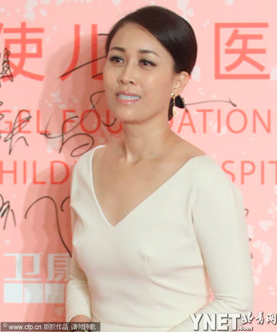 她穿着裹身白裙露出手背纹身,还真空上阵大胆激凸,非常抢镜