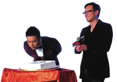 刘伟强陪黄晓明吹蜡烛.本报记者张沫摄