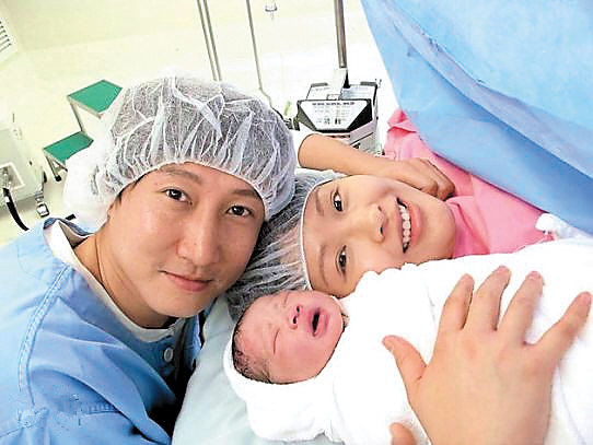 洪天明公布了儿子照片(图片来源:羊城晚报)洪金宝与孙子对比照(图片