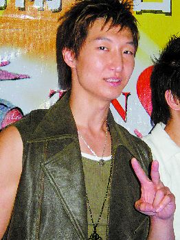 娱乐 洪天祥的电影处男吻献给许慧欣,不过却被许慧欣爆料,"他也太放松