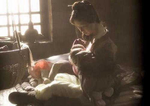 众女明星喂奶照曝光 范冰冰母性十足尺度大(图)