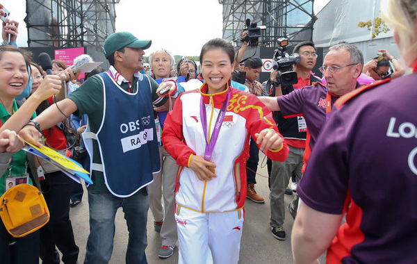 北京时间2012年7月28日,中国射击队选手易思玲夺得奥运会首金,被众多