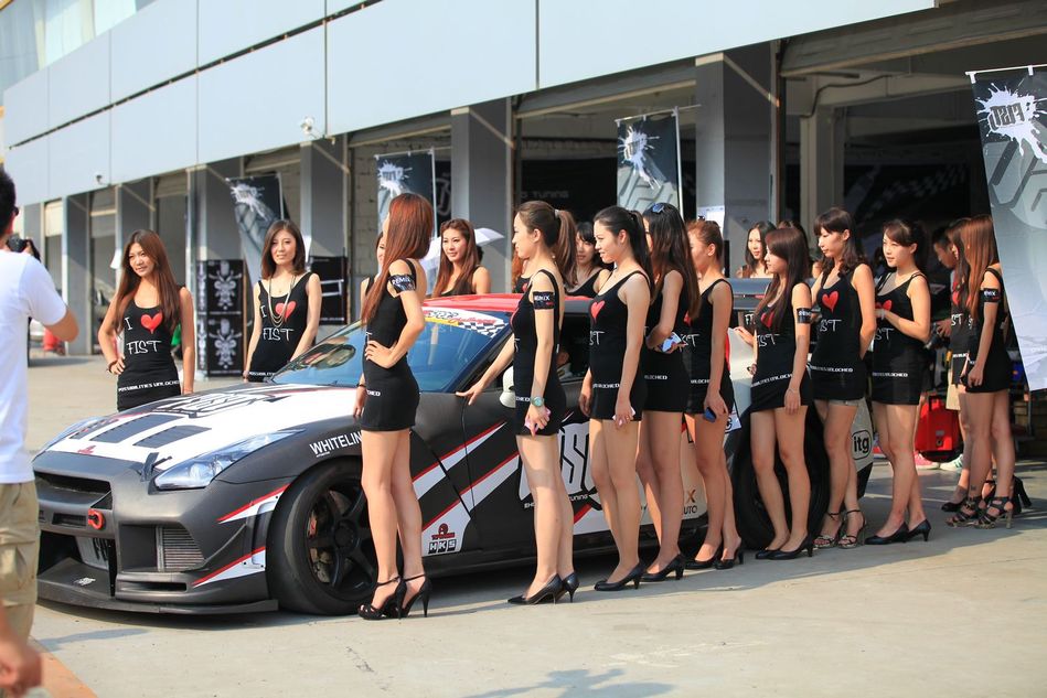 黑色短裙与黑色跑车 赛车女郎修长美腿