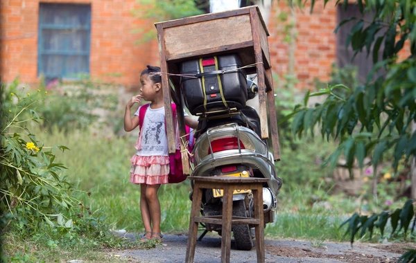 湖北麻城市回应小学生扛课桌上学:财政挤不出钱