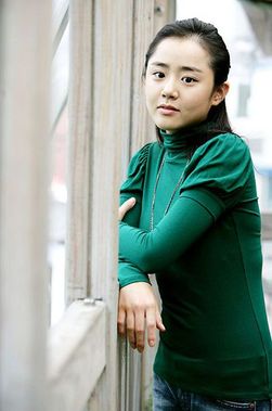 韩国"国民妹妹"文根英这时稍有点婴儿肥,但仍显清纯