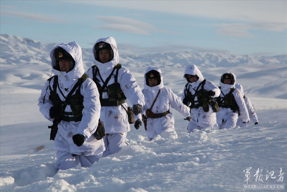【转载】向踏雪巡逻在新疆塔城地区冒零下40度严寒守边防的军人深致