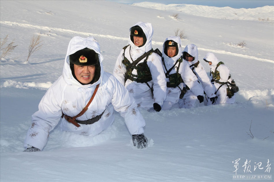 【转载】向踏雪巡逻在新疆塔城地区冒零下40度严寒守边防的军人深致