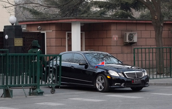 图为12日,北京,朝鲜驻华大使乘车驶出大使馆.