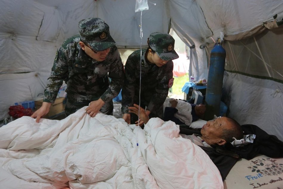 解放军42医院主治医生苏加庆和护士妻子杜丹在芦山地震救援中.