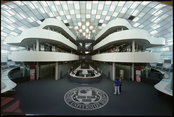 天空下的曲线之美柏林自由大学脑袋图书馆