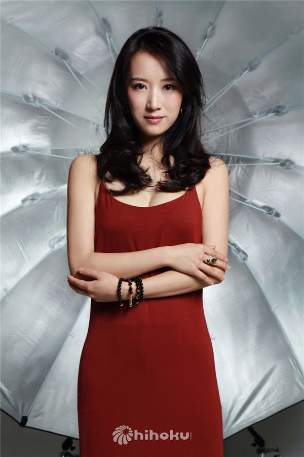 李念时尚大片展成熟魅力