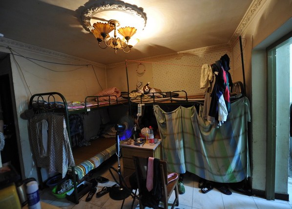 实拍北京群租房现状 床铺紧靠站一人都难