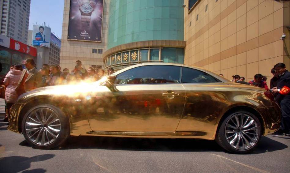 一辆纯金打造的英菲尼迪黄金跑车停在宝庆银楼尚品城外面,吸引了