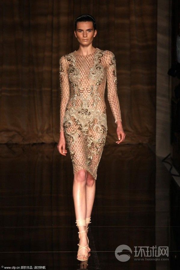 惊艳亮相:t台上身穿透视装的模特们