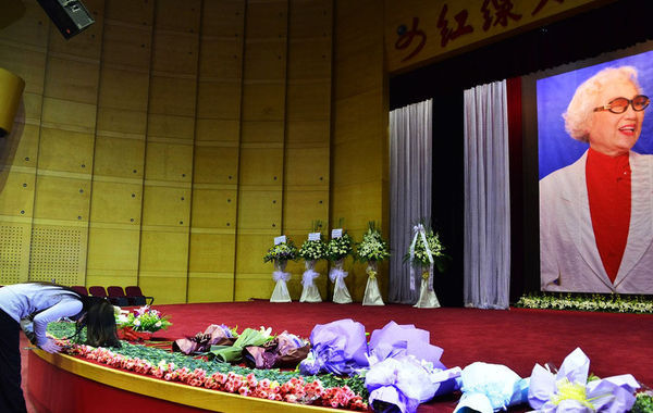 图为12月10日,红线女艺术中心的小剧场舞台前端摆满了鲜600_380