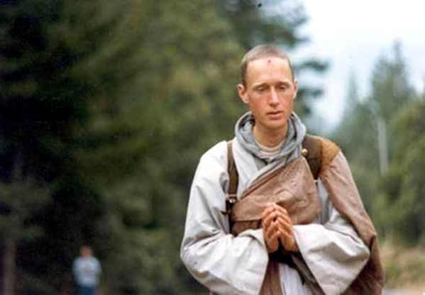 极其罕见三步一拜的洋和尚