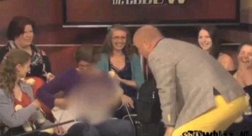 荷兰脱口秀男主持现场吸人奶图