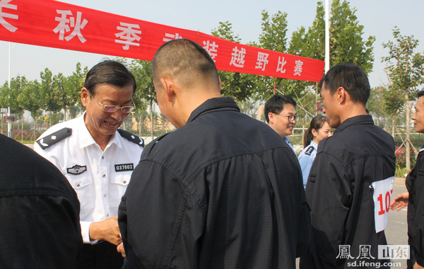 市公安局政委赵喆为参赛队员颁奖