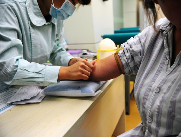 为防性骚扰广州女选择缩胸手术