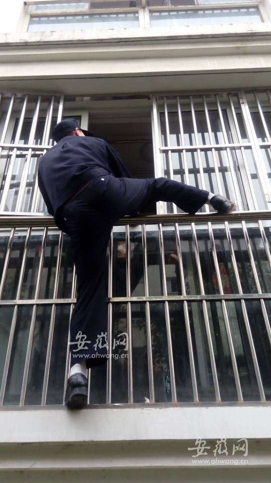 1月15日上午9时许,六安市月亮岛小区一位95岁高龄的杨姓老人悬空坐在