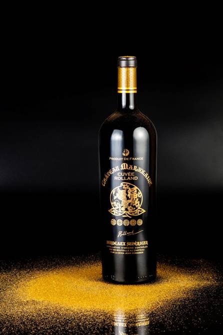 令人意外的是,其中一件收藏品是一瓶葡萄酒!