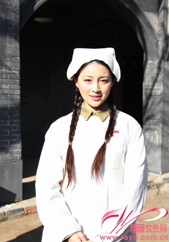 《新亮剑》甘婷婷变"妆"萝莉版女护士《新亮剑》重燃战火,美艳的"潘