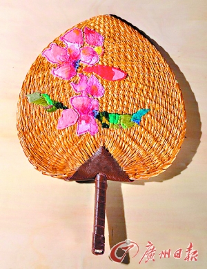 实习生张强(除署名外)本期达人rachel在葵扇上面刺绣或缝制图案的手工