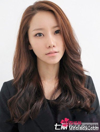 2013韩式女生最流行卷发发型图片 甜美萝莉时尚过冬小编点评:将斜分的