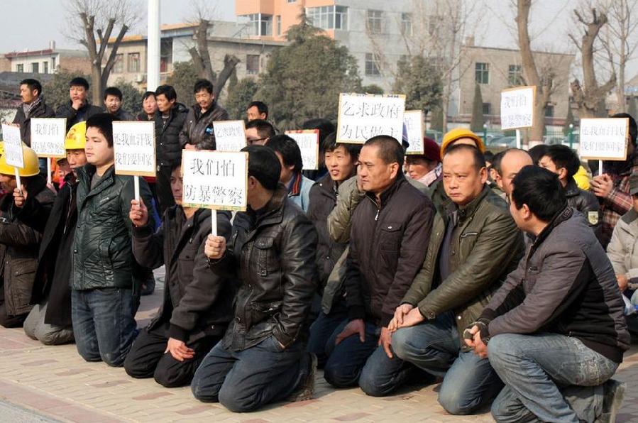 1月10日,陕西富平人民路广场,上千名农民工,亲自下跪讨薪,希望有关