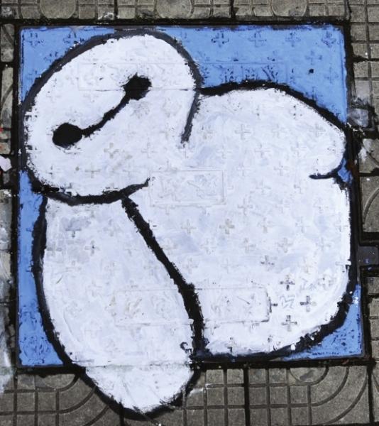 中南大学女生校区井盖上涂鸦丑萌大白