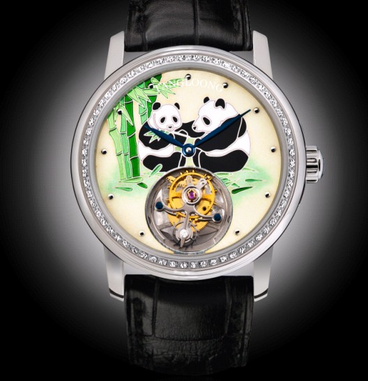 内地首款国宝大熊猫珐琅陀飞轮金钻腕表问世