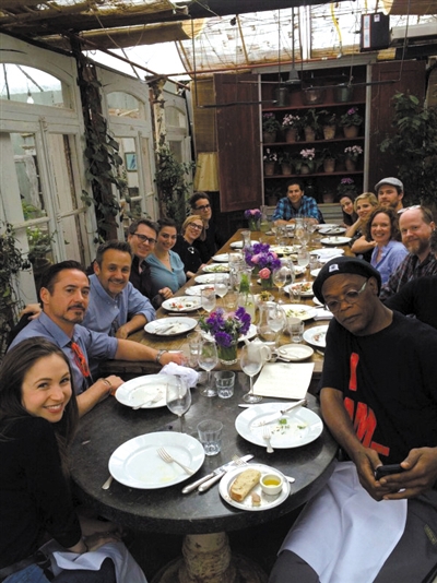 "复联"聚餐 "绿巨人"帮拍合影(图)