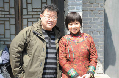 编剧郝岩和闫妮在片场.