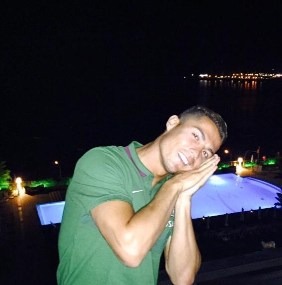 霸气c罗网络晒晚安照