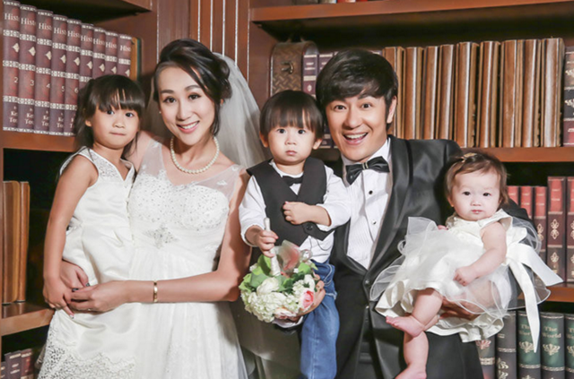 陈浩民一家五口已经拥有三个孩子的陈浩民,在《活佛济公》的发布会上