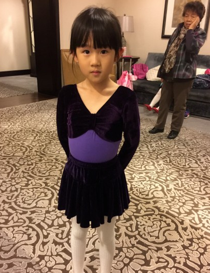 戴着同样花色的蝴蝶结,在台上认真地表演,7岁的贝儿大长腿越来越明显