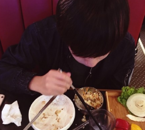 伊能静与儿子吃饭不忘晒自拍 甜笑妩媚气色大好(图)