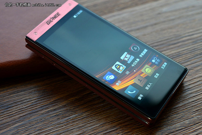 金立天鉴w909开售3999元高配置翻盖机