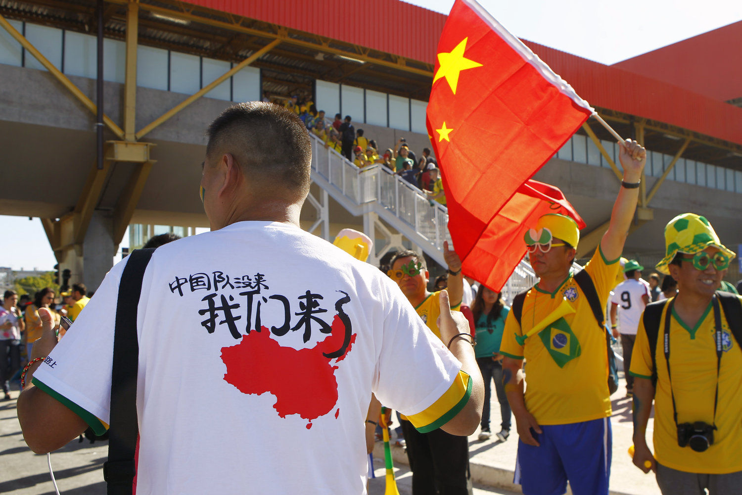 美媒关注中国球迷60万赴巴西看球 花费超32强球迷