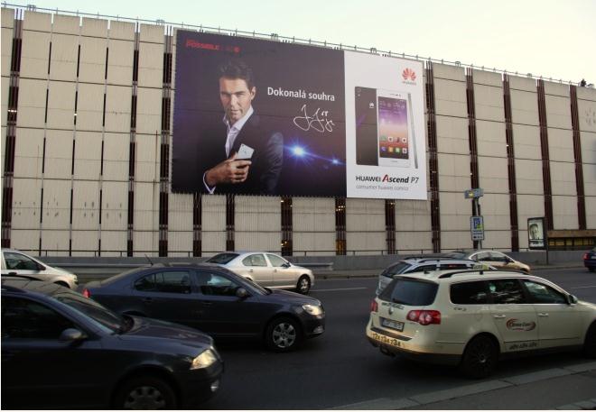 捷克街头华为广告