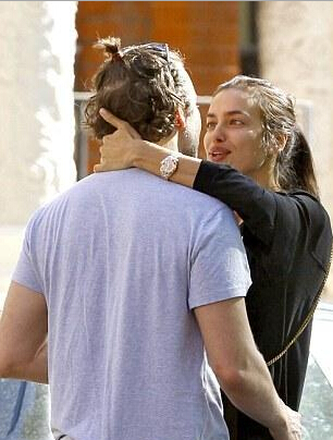 伊莲娜高调秀恩爱 与男友街边热吻难舍难分