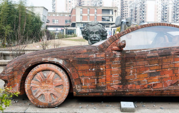 街头现砖砌奔驰车 造型逼真