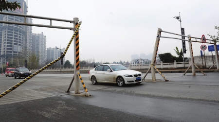 6次了大桥限高杆又被恶意撞烂